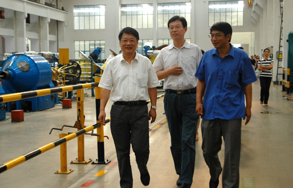 江蘇省經(jīng)信委企業(yè)發(fā)展服務(wù)處處長陳岡一行來上上集團(tuán)考察指導(dǎo)