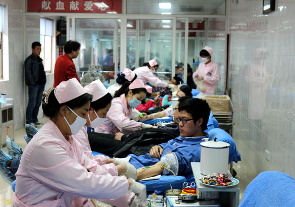 上上集團(tuán)組織員工無(wú)償獻(xiàn)血“為雅安祈?！?>
                                                                    <img class=